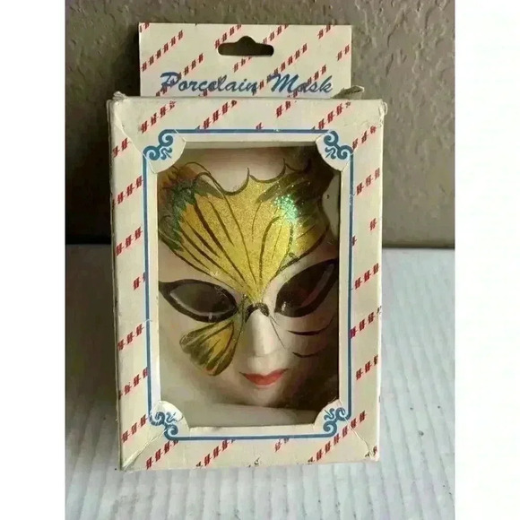 Vintage Ceramic Face Art 4.5" Wall Decor In Original Box - Picture 2 of 8